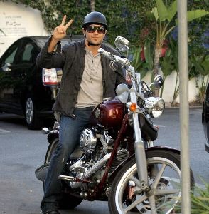 Jesse Metcalfe : on a motorcycle in Beverly Hills - 2008