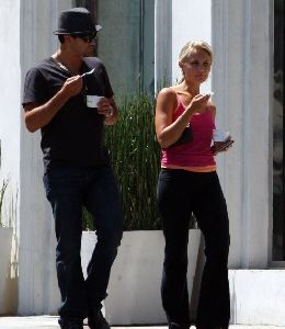 Jesse Metcalfe : Jesse Metcalfe eating ice cream