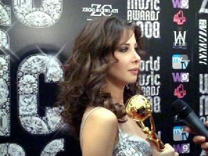 nancy ajram : nancy with the award in hand