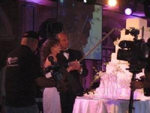 nancy ajram : Nancy cutting the cake at her wedding