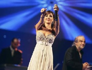 nancy ajram : performing at a concert