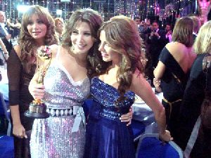 nancy ajram : nancy and razan moghrabi hugging at the music awards