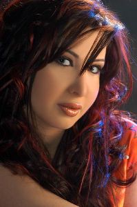 nancy ajram : red highlights hair