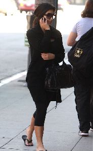 Kim Kardashian : Kim wearing flipflops and heading to the nail salon November 7th 2008