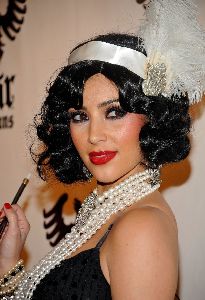 Kim Kardashian : kim wearing a feather hat at the entrance of Pur Jeans Halloween Bash 2008