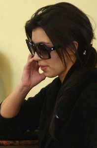 Kim Kardashian : Kim on the cell phone at the nail salon November 7th 2008