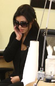 Kim Kardashian : Kim at the nail salon November 7th 2008