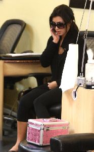 Kim Kardashian : Kim at the nail salon - November 7th 2008