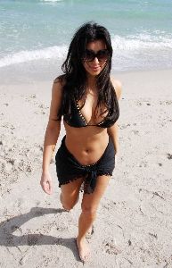 Kim Kardashian : latest photo of Kim wearing a  bikini on the beach in Miami