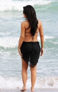 Kim Kardashian : Kim wearing a  two pieces bikini on the beach in Miami