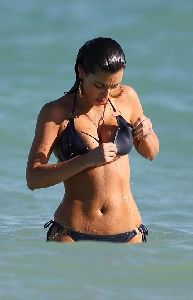 Kim Kardashian : kim in a bikini at Miami beach 17th November, 2008