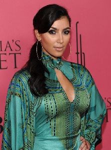 Kim Kardashian : fashion show of Victoria s secret yesterday November 16th 2008