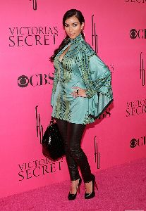 Kim Kardashian : yesterday November 16th 2008 at the Victoria s Secret Fashion Show