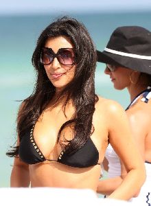 Kim Kardashian : latest pictures of Kim and Kourtney at the Miami Beach