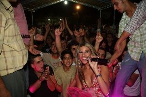 Dana Halabi : dana singing for her audience at an outdoor party