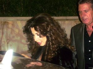 Nancy Ajram : nancy at her car from the world music awards