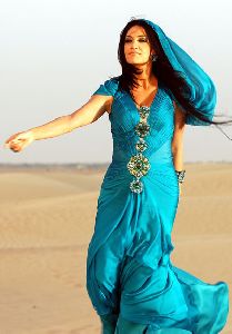 Diana Haddad : on the set of shooting her video clip at the desert