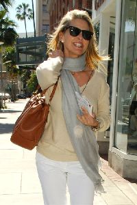 Christy Brinkley : Christie Brinkley on march 2008 leaving a medical building