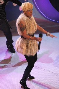 Keyshia Cole : Keyshia Cole singing at BET s awards 2007