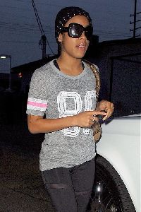 Keyshia Cole : Keisha wearing sunglasses while shopping on Robertson Boulevard in West Hollywood