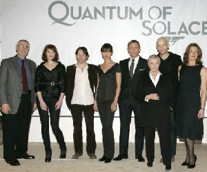 Olga Kurylenko : Olga Kurylenko with Judi Dench, Mathieu Amalric, Barbara Broccoli, Daniel Craig, Marc Forster, Michael G. Wilson,and Gemma Arterton