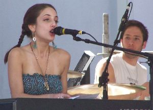 Alexa Ray Joel : along with the piano at a jazz concert