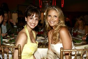 Alexa Ray Joel : mother and daughter sitting on the table of the 12th Annual Heart of the Hamptons Gala