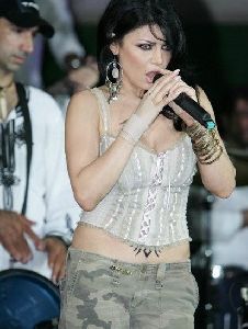 Haifa Wehbe : haifa on stage singing wearing a casual outfit