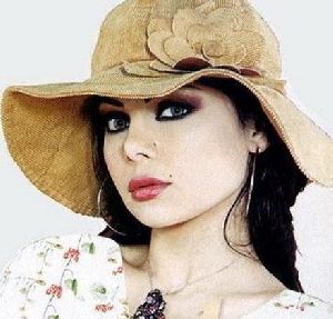 Haifa Wehbe : wearing a large straw hat