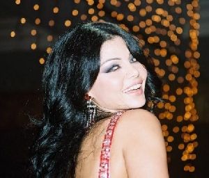 Haifa Wehbe : nice picture of haifa smiling at the camera