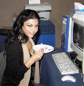 Haifa Wehbe : having lunch infront of the computer, good trick to get the best out of a busy day