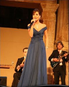 Nancy Ajram : nancy ajram singing on stage of  2007 jarash festival in jordan