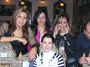 Nancy Ajram : nancy at a resturant with fans