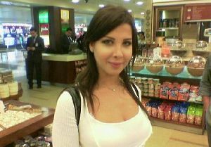 Nancy Ajram : nancy shopping at a mall