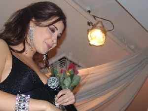 Nancy Ajram : receiving roses from the audience in one of her private concerts