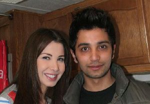 Nancy Ajram : picture of nancy with a fan