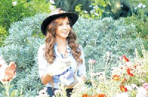 Nancy Ajram : in the garden of moshtaga laik video clip where she waters the flowers and waits for her pilot lover