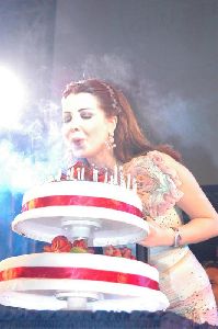 Nancy Ajram : nancy on stage blowing off the candels of her huge birthday cake