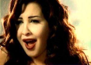 Nancy Ajram : the first famous video clip of nancy ajram akhasmak ah