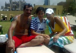 Adel Karam : Adel karam with Roula Chamieh and a fan on the beach