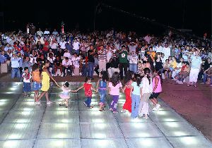 Haifa Wehbe : haifa with the kids on stage at the porto ghaleb concert in Egypt