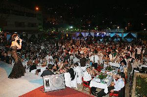 Haifa Wehbe : a huge audience enjoying haifa as well as their dinner at the L Oscar concert