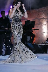 Haifa Wehbe : Fixing her hair on the stage of Carthage -Tunaisa 2008