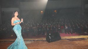 Haifa Wehbe : Haifa Wehbe singing on stage infront a huge audience at the Unisco 2008 charity party