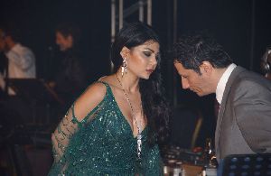 Haifa Wehbe : Haifa talking to a man who is obviously an admirer at her 2008 Concert in Bahrain