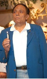 Adel Emam : Adel Emam lighting a candel for the Israeli-plastenian conflict