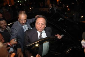 Adel Emam : Adel Emam out of his car surrounded by fans