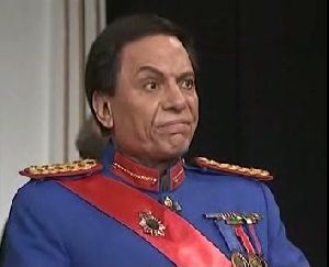 Adel Emam : Adel Imam as the king in el Za3eem Play