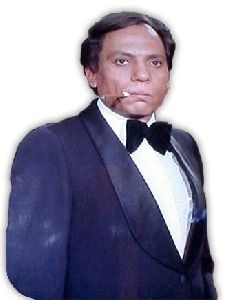 Adel Emam : adel imam wearing a toxido