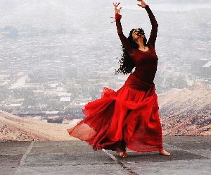 Hanan Turk : wallpaper of hanan turk dancing at the movie Dunia